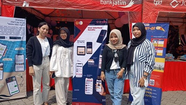 Sofi Yulia Rakhmawati and his group team demonstrated the GuruKu application to improve students' teaching skills and provide a learning platform for students.