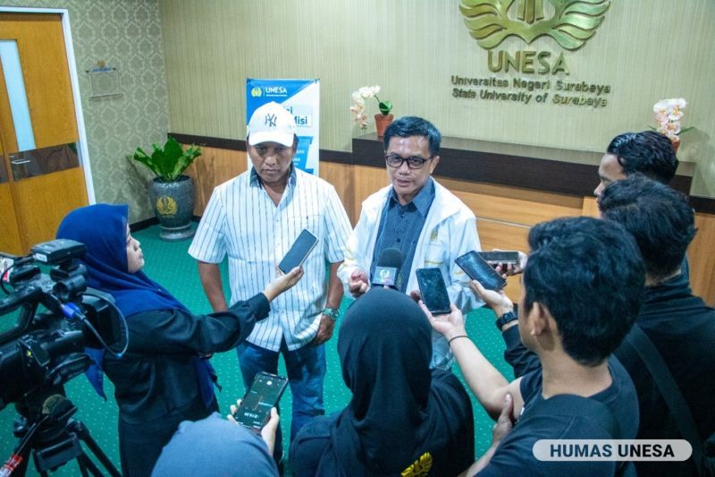Director General of Education and Technology Prof. Abdul Haris with UNESA Chancellor Cak Hasan in an interview session with the media or press after the Education Month FGD at the UNESA Rectorate.