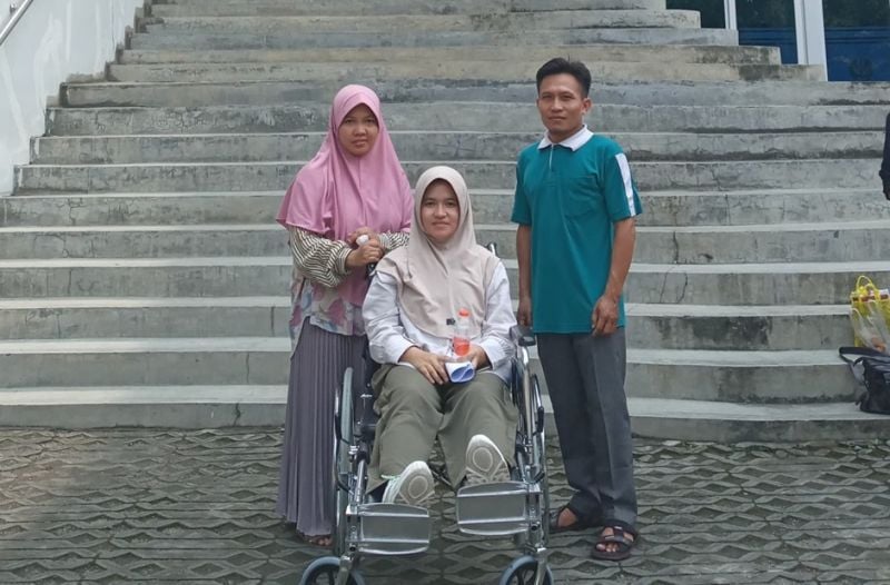 STRONG DETERMINED: Accompanied by her parents, Ishmianna Nurfida Dwi Rahmadani took the UTBK test at UNESA Campus 2 Lidah Wetan.