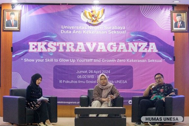 Lecturer and psychologist, Nanda Audi, S.Psi. M.Psi., and Head of Sub-Directorate of PPKS Iman Pasu Marganda Hadiarto Purba, S.H., M.H., thoroughly discuss sex grooming in front of UNESA students .