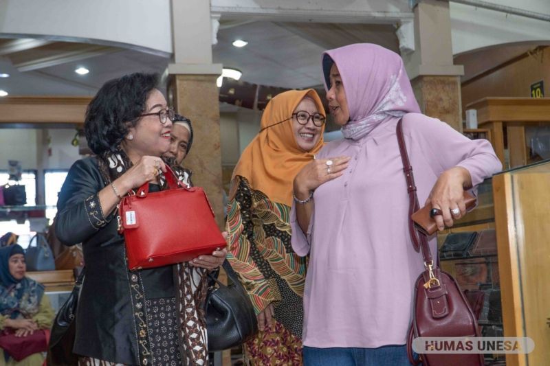 Chairman of the UNESA DWP with the wives of senior chancellors of PTNs throughout Indonesia in the Ladies Program 