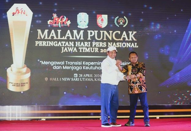 UNESA Chancellor Cak Hasan received the Change Leader Award from PWI East Java. The award was handed over directly by the Chair of PWNI East Java Lutfil Hakim on the peak night of HPN 2024 in Jember.