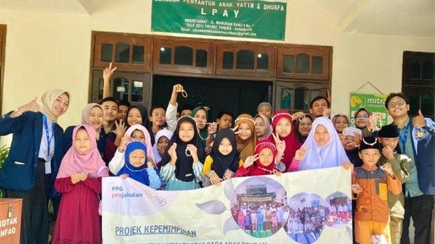 Children at the Baitussalam Surabaya Institute for Orphans (LPAY) show their work after learning to string beads with a team of Marketing students, UNESA Pre-Service PPG.