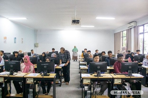 The atmosphere of the first day of the UTBK test at UNESA. Each test room is supervised by a number of supervisors from among the lecturers.