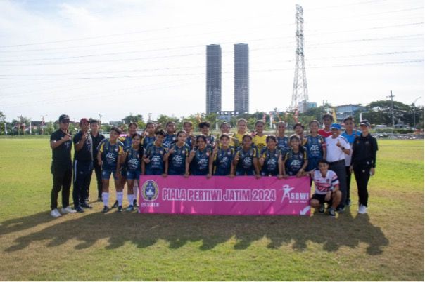 Accompanied by the Manager of Kresna Unesa FC, Prof. Dr. Sujarwanto, M.Pd., the UNESA women's football team seemed enthusiastic about their debut match against Gressia Gresik in the Pertiwi Kajati Jatim Cup 2024.