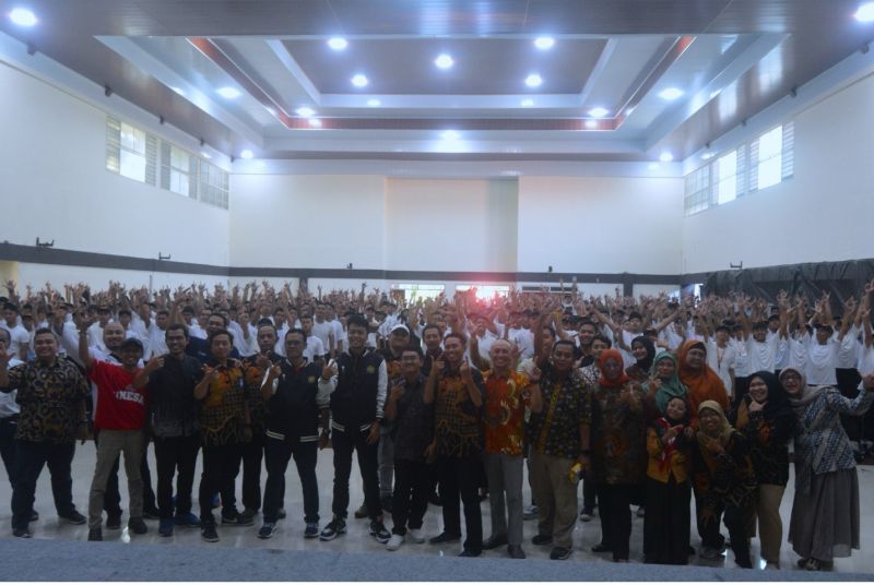 Leaders and lecturers of the Faculty of Vocational Studies with new students at the PKKMB moment.