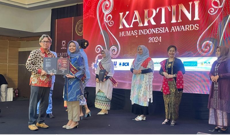 The award was received directly by the Director of UNESA Public Relations from the CEO of Indonesian Public Relations in an awards session which took place in Bandung (Photo: UNESA Public Relations).