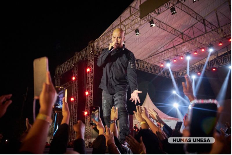 Ahmad Dhani greets thousands of UNESA balladeva and baladewi.