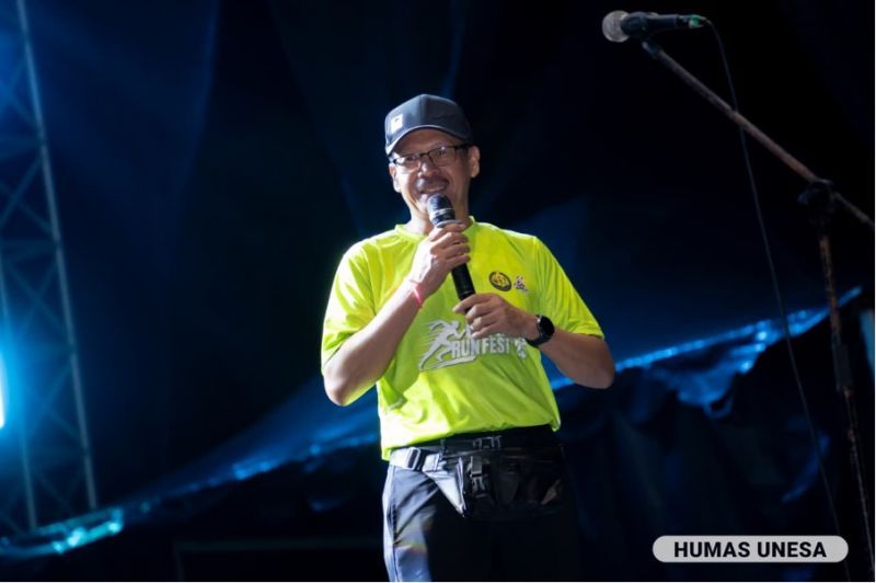 Wakil Rektor 1 Unesa menyampaikan pentingnya membumikan semangat sehat melalui kegiatan olahraga bersama.