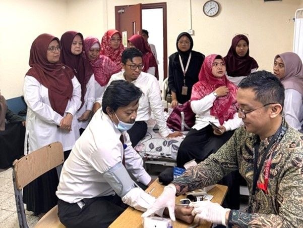 Apart from that, the FK UNESA lecturer team also carried out health checks for teachers at the Jeddah Indonesian School.