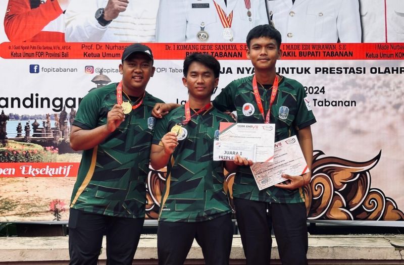 The Unesa team shows the awards and medals they received in the National Petanque Championship .