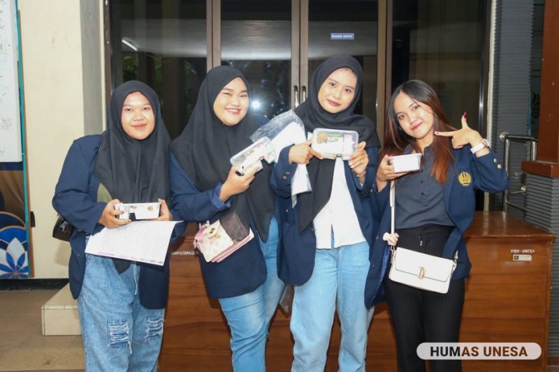 Unesa Campus 1 Ketintang students show a nutritious breakfast package before they take their final exam. 