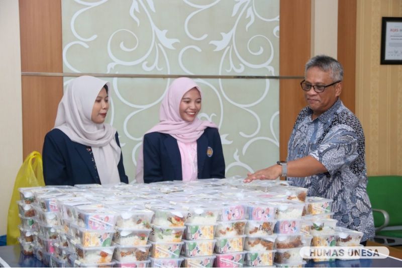 Unesa Deputy Chancellor for Division II, Bachtiar Syaiful Bachri, directly monitored production, distribution, and processes evaluation of the implementation of the nutritious breakfast program in each faculty.