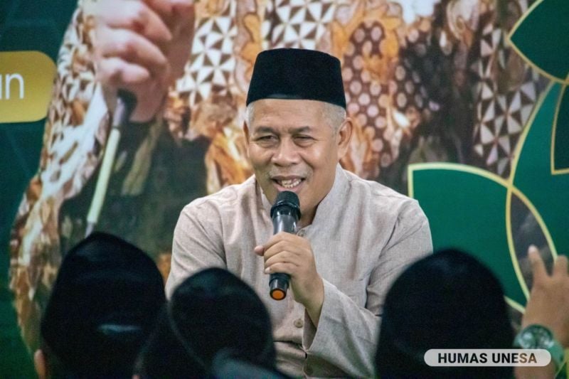 Kiai Marzuki Mustamar gives Ramadan lectures at Surabaya State University