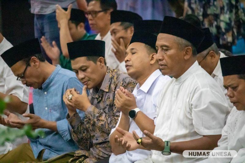 Leaders of State Universities Surabaya at a prayer session with Kiai Marzuki Mustamar in Ramadan Recitation and Compensation for Orphans