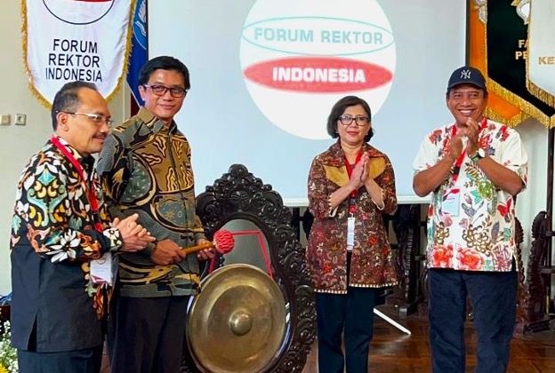 Dirjendiktiristek Prof. Dr. rer. nat. Abdul Haris, M.Sc., opened and confirmed the management of the Indonesian Chancellors Forum (FRI) 2024-2025.