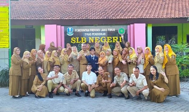 The togetherness and closeness of Gesa, an MBKM UNESA intern student with the leaders and teachers of Juwet Kenongo Porong State SLB, Sidoarjo.