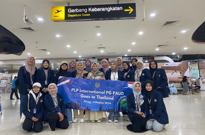 Accompanied by their supervisor, FIP UNESA students depart for the International PLP program in Thailand