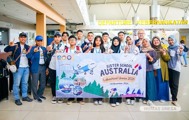 The leadership of the Labschool Institute, teachers and parents accompany their children to go on an exchange program to Australia. 