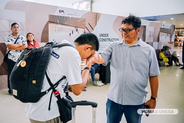 One of the UNESA Labschool students kissed his hand and said goodbye to his parents and teachers.