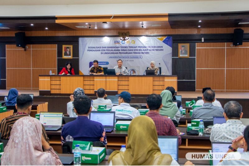 Coordinator for the Substance of Collaboration and Public Relations of the Ministry of Education and Culture, Research and Technology, Yayat Hendayana (second from the right) provided reinforcement regarding PDLN to encourage internationalization of UNESA.