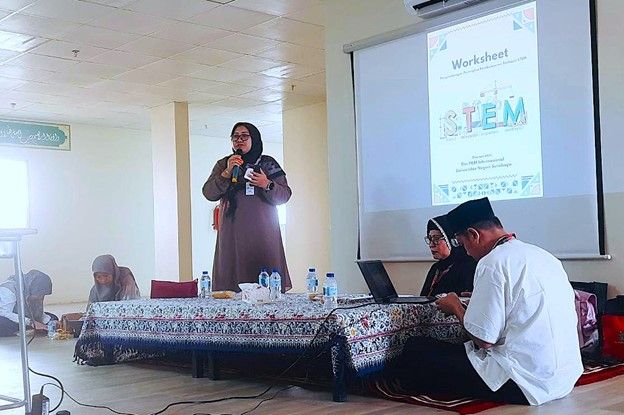 The PKM team delivered material about STEM learning to participants who were teachers at Makkah Indonesian School.