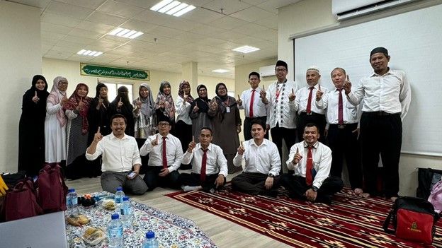 The PKM FMIPA UNESA team together with the administrators and teachers of Makkah Indonesian School.