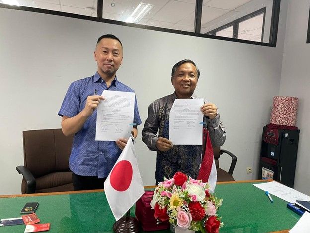 Signing of cooperation between the Nara Women\'s University delegation and the Dean of FMIPA UNESA.