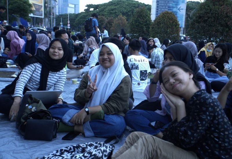 UNESA students had fun, some were playing cards (uno), making social media stories, discussing holidays, chatting with friends while waiting for the opening schedule together in front of the main gate of Lidah Wetan Campus 2.