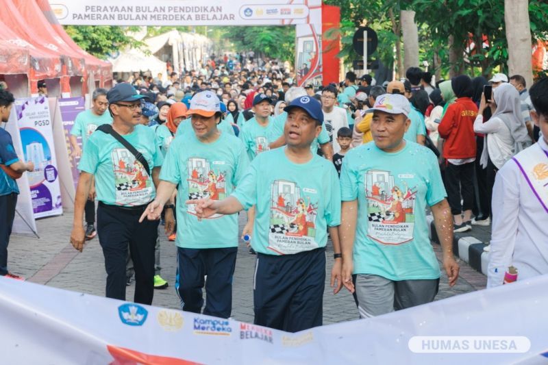 UNESA leaders lead a healthy walk together which is followed by the entire campus family motto 