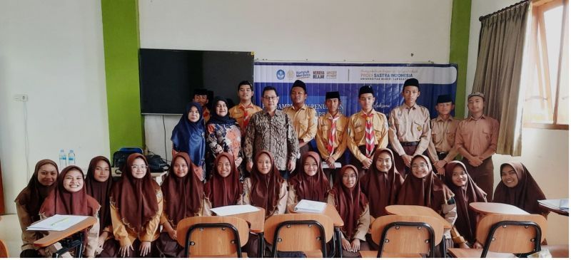 UNESA team of Indonesian Literature experts with students after training