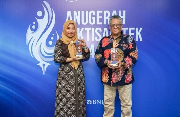 Vice Chancellor II for Law, Management, Finance, Resources and Business, Bachtiar Syaiful Bachri, and Dean of Fisipol, Wiwik Sri Utami. Unesa Deputy Chancellor II said that this achievement was a motivation to maintain and even improve future achievements.