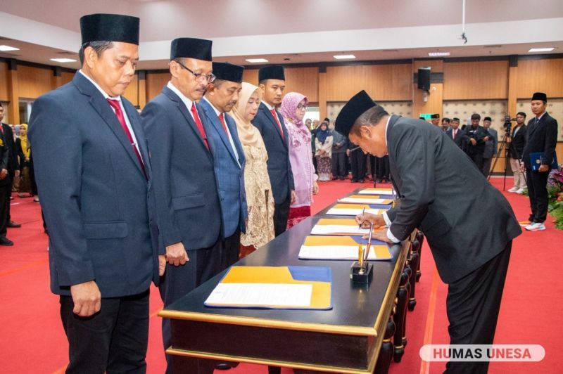 The new ranks of UNESA officials signed an integrity pact document as a form of commitment to be ready to carry out the mandate to advance the institution.
