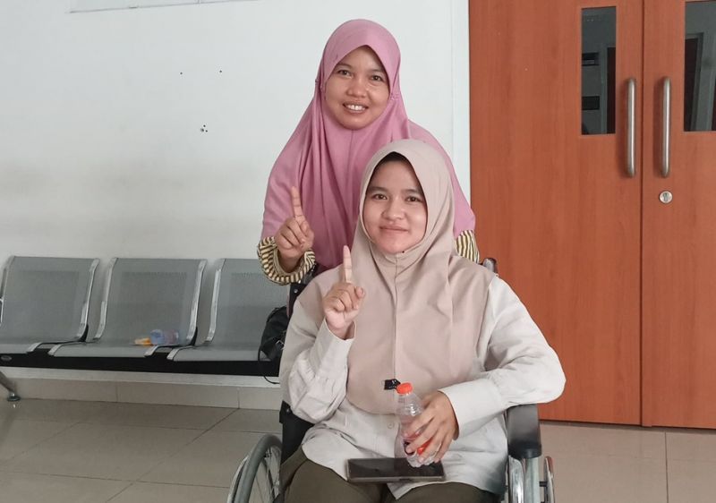 OPTIMIZED: Ishmianna greeted by his parents after taking the morning test session on the 1st floor of Building T14, Faculty of Languages ​​and Arts (FBS)