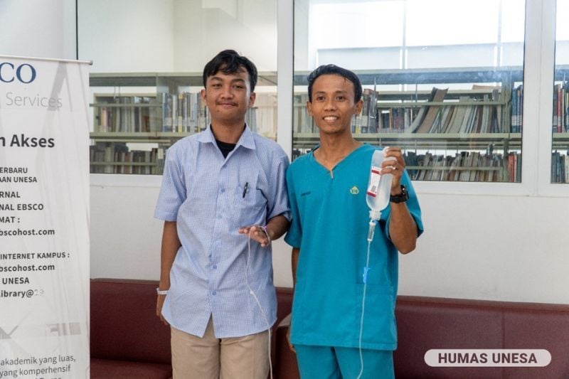 SPIRIT: Accompanied by a nurse, Muhammad Aimanur Razzaq, a UNESA UTBK test participant from Gresik was present with an IV in his hand.