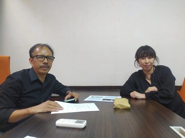 UNESA historian Prof. Drs. Nasution, M.Hum., M.Ed., Ph.D., (left) with researcher from Nagoya University, Japan, Dr. Nozawa Akiko ( right).