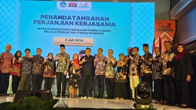 The leadership of LPPM UNESA together with the Director General of PDM, Ministry of Education and Culture, Surabaya City Government, and a number of representatives of other universities and partners.