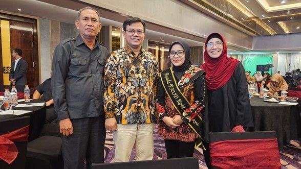  Head of the Surabaya Education Service (left), Head of LPPM UNESA (second from left), Mother PAUD Surabaya (second from right), and Head of LPPM UNESA Literacy Center (right).