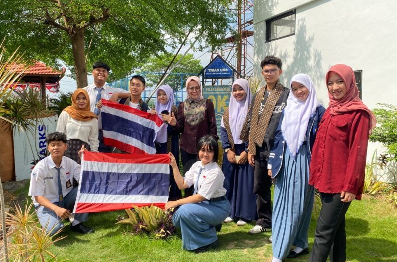 This exchange program, sister school will be an annual and ongoing program to increase international recognition for the UNESA Labschool, and increasingly introduce Indonesian culture to the eyes of the world.