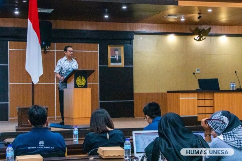 Director of Information and Communication Technology, and UNESA Cooperation, Prof. Slamet Setiawan, M.A., Ph.D., gave a speech at a meeting to discuss cooperation with Huawei ICT Academy at the Lidah Wetan Campus 2 Rectorate Auditorium, (5/3/2024)