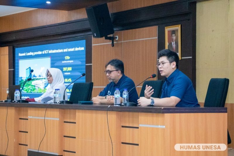 Ir. Rayi Pradono Iswara, M.Sc, ICT Talent Ecosystem Development Manager Huawei and Steven Setiawan, ICT Talent Ecosystem Development Huawei explained the program and cooperation plans in front of the leadership, director, head of sub-directorate, head of section and co-ordinator of UNESA. 
