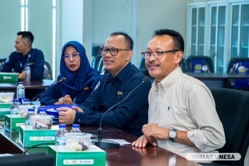 UNESA Deputy Chancellor for Division IV Dr. Martadi, M.Sn., (right), and UGM Secretariat Protocol Services Coordinator, Haryanto, S.E., M.M., (left) and his staff.