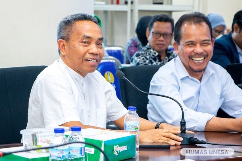 Prof. Dr. Sujarwanto, M.Pd., professor of special education management at UNESA (left), and Dr. Wagino, M.Pd., UNESA Director of Disabilities (right).