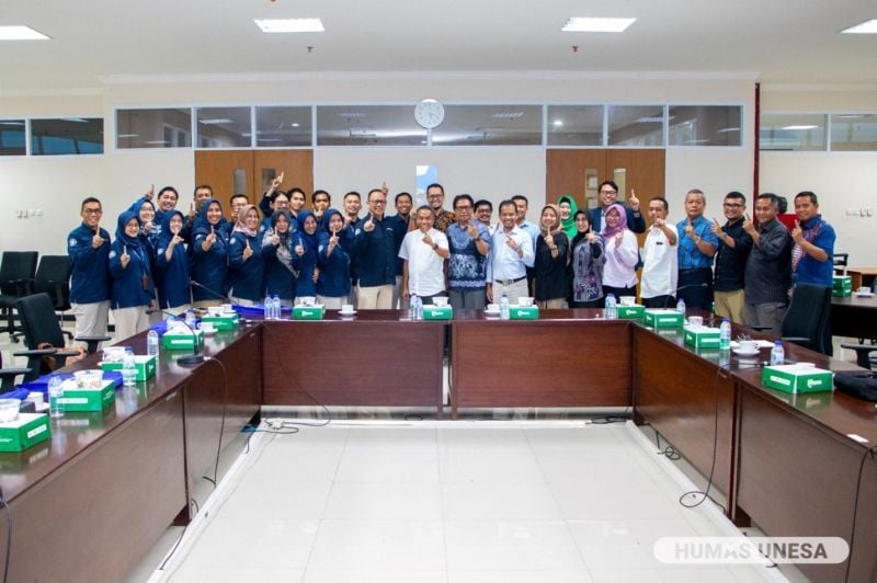 Leaders of Surabaya State University (UNESA) and UGM after a discussion session on strengthening programs and services disability-friendly at the Lidah Wetan Campus 2 Rectorate, Surabaya.