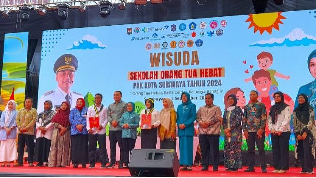 UNESA received an award from the Surabaya PKK Mobilization Team at the 2024 Surabaya City PKK Great Parents School Graduation.