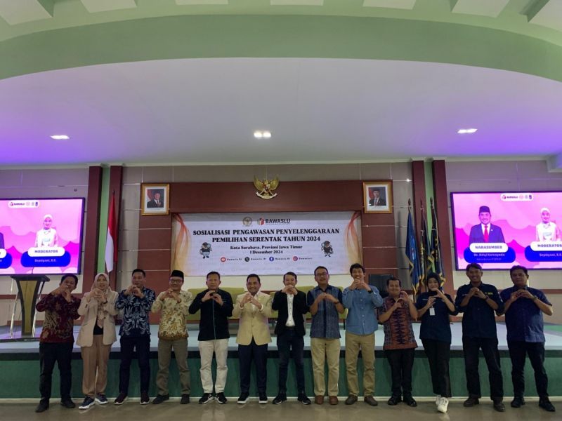 Leader of FEB UNESA, Chair of Commission II DPR RI, Chair of IKA FEB UNESA, representatives of Bawaslu and East Java KPU in a public discussion which took place at UNESA Campus 1 Ketintang.