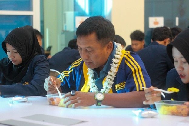 Unesa Rector Cak Hasan has breakfast with Unesa Campus 5 Magetan students.