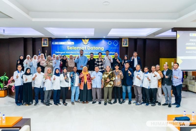 Leaders, co-operatives, lecturers and students of Fisipol Unesa together with the Universiti Malaya Malaysia delegation.