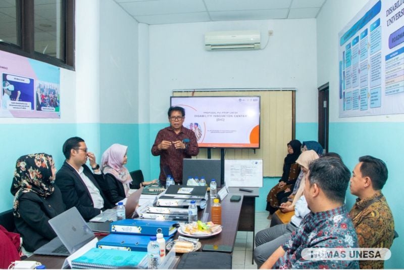 The UNESA team of disability experts explained various innovations in disability programs and services in a visitation session with the team from the DRTPM Directorate General of Higher Education and Technology on 25 July 2024.