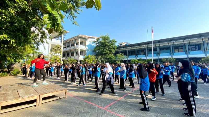 The teachers and students of UNESA Labschool High School 1 morning exercise together to start the Simultaneous Nutrition Action Movement.